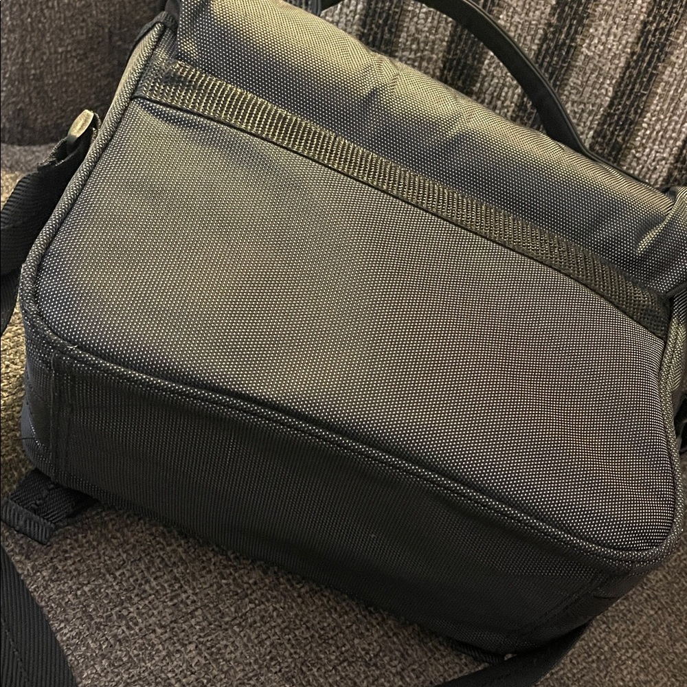 Nikon Black and Gray Messenger Camera Bag - Picture 8 of 8